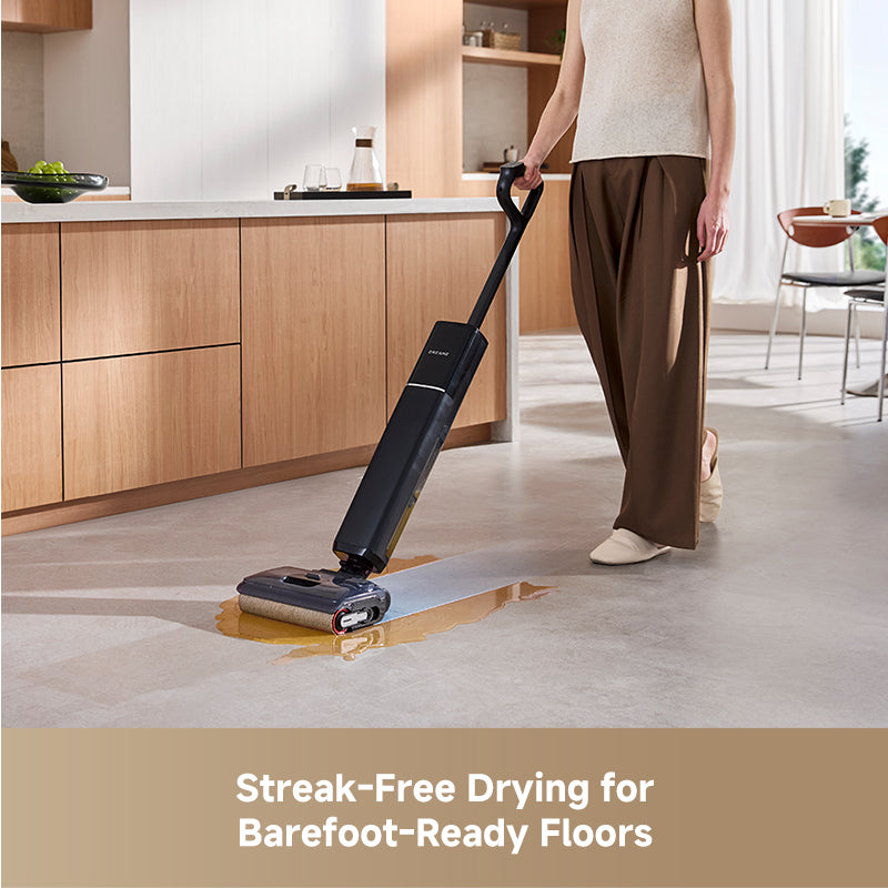 Cordless wet/dry vacuum with floor nozzle lifting moisture from a light floor area